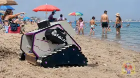 Joven peruano crea robot ecológico para recuperar playas del Perú
