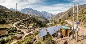 Conectividad en regiones: el reto de la fibra óptica y la luz solar