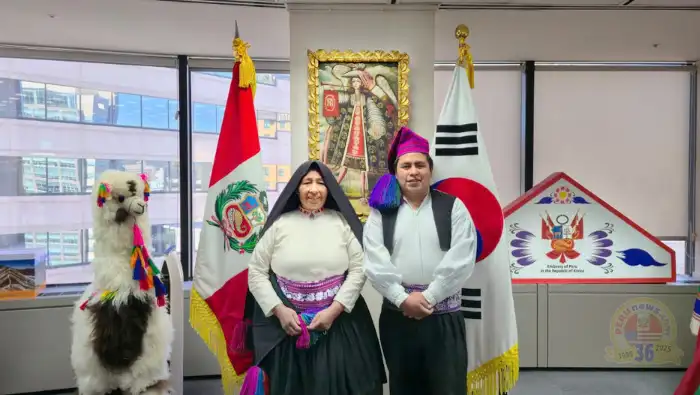 Tejedores de Taquile asombran al mundo con técnicas milenarias en Seúl